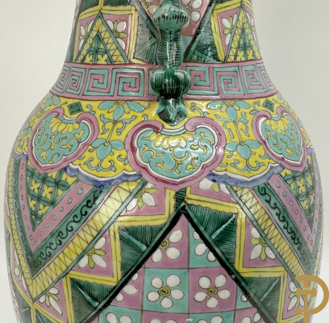 Chinese porseleinen vaas met ruitvormen en geometrische patronen, bovenaan met fo honden bezet