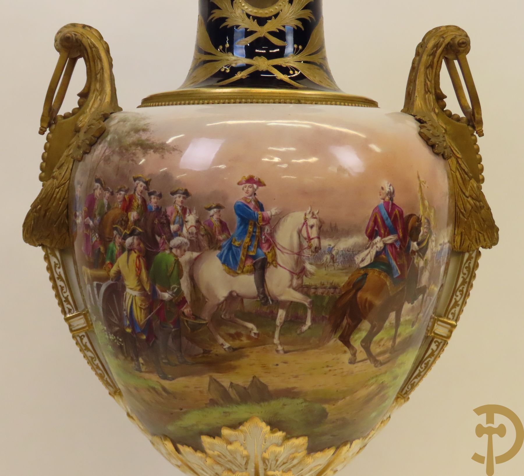 Grote porseleinen Sèvres vaas met dubbel decor van cavalerie, slagveldtaferelen en zicht op kasteel, DESPREZ H. getekend in het decor - bovenaan met verguld decor en zijdelings met bronzen oren en accanthusranken - deksel met Sèvres merkteken - op vierkante bronzen sokkel met klauwepoten