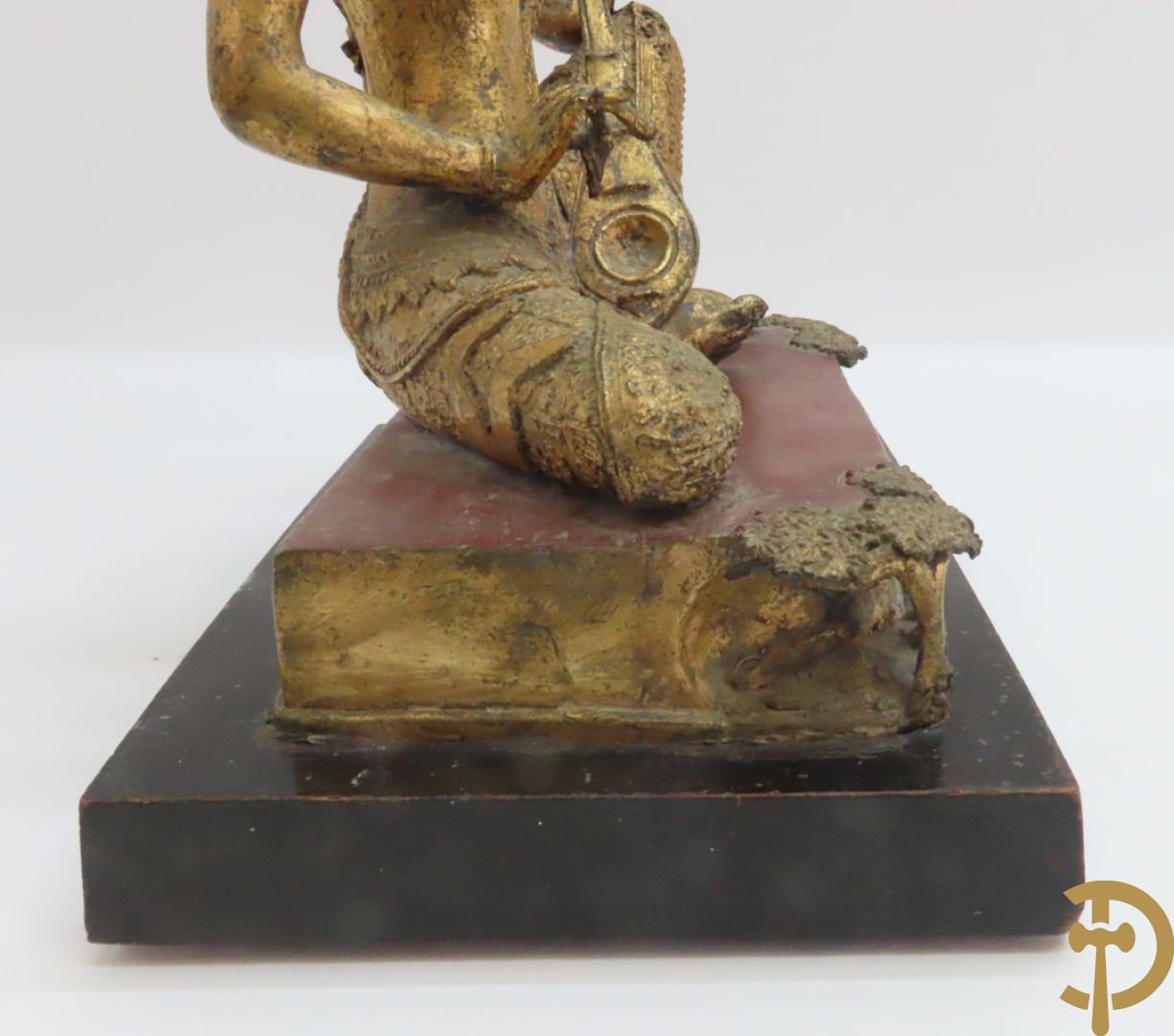 Orientaalse kopersculptuur van driekoppige olifant met boedhisatsvat + koperen boedhistische figuur met snaarinstrument