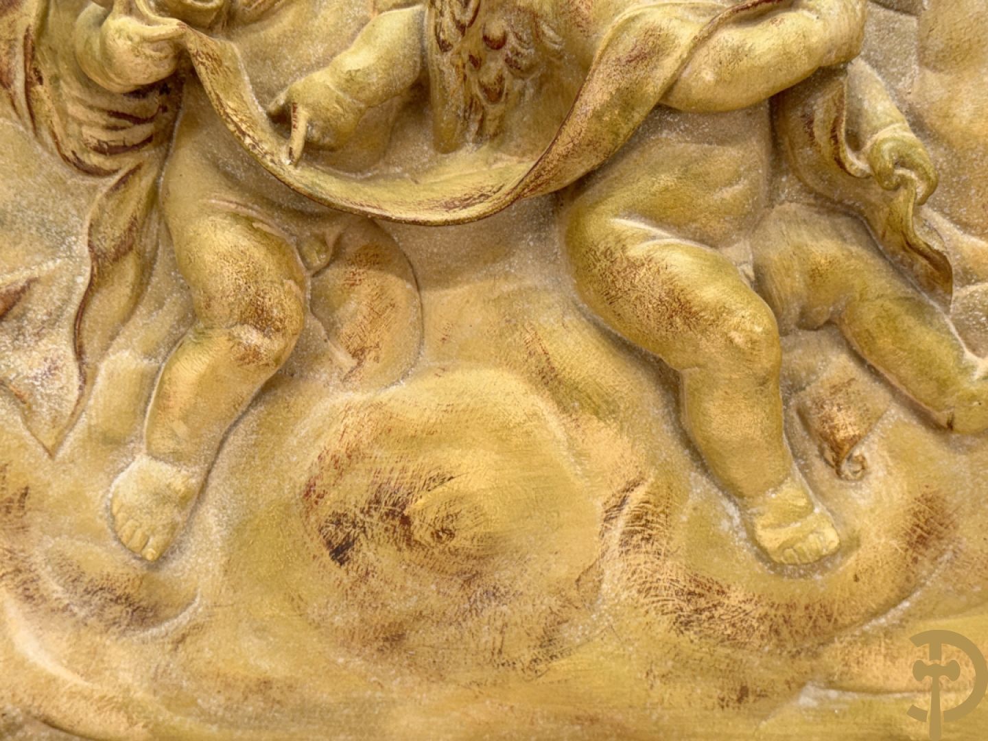 Halve maanvormig basrelief in terra cotta met romantisch decor van musicerende en spelende cupido