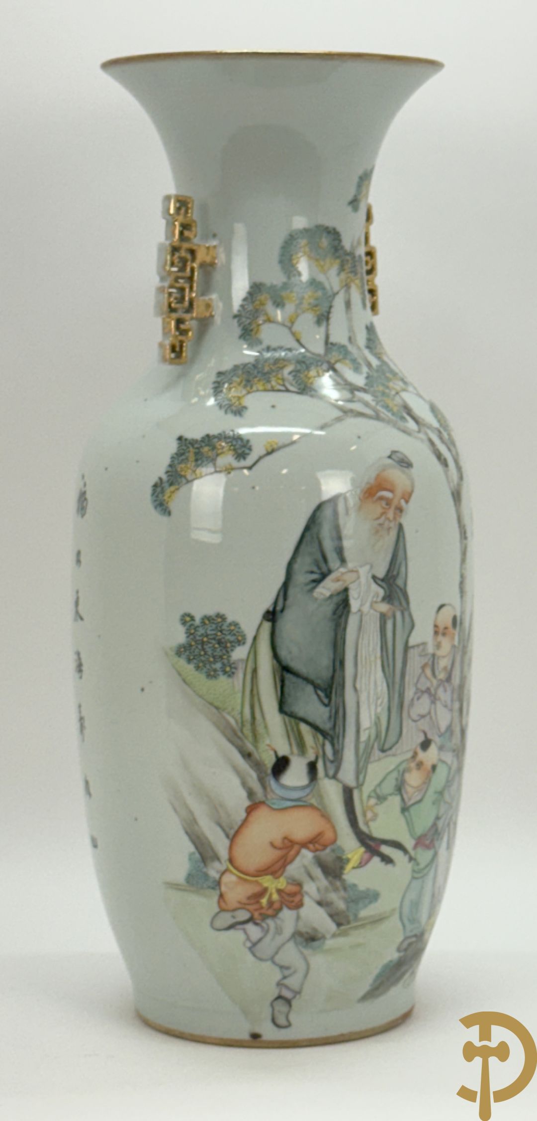 Chinese porseleinen vaas met decor van wijsgeer omgeven door kinderen