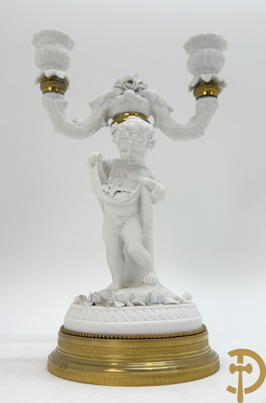 Paar biscuit kandelaars met cupido