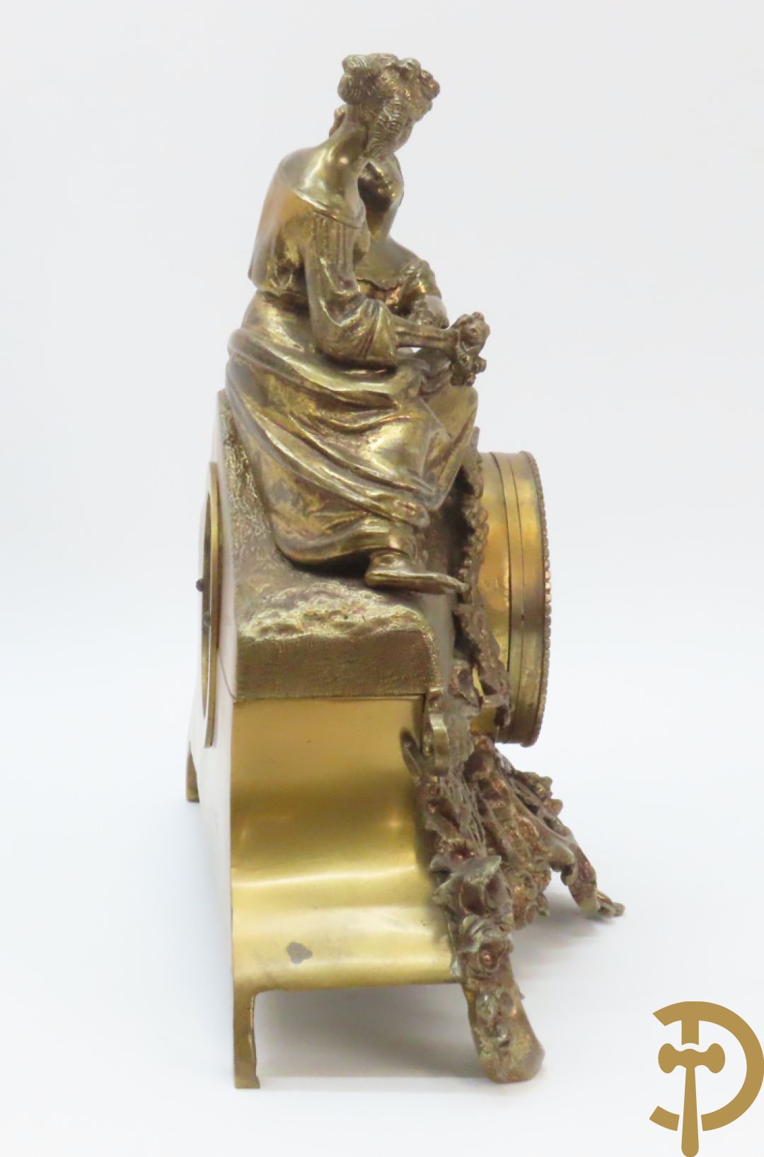 Driedelige bronzen garnituur bestaande uit pendule met 2 dames bovenaan, geflankeerd door paar zesarmige kandelaars