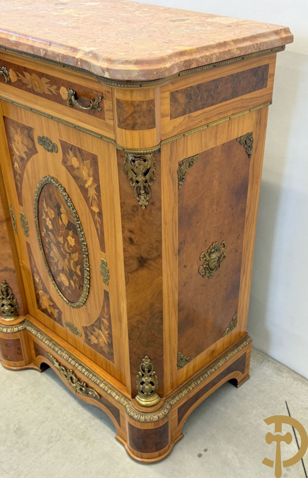 Notelaren driedeursdressoir met bloemenmarquetterie, bronsbeslag en marmeren blad