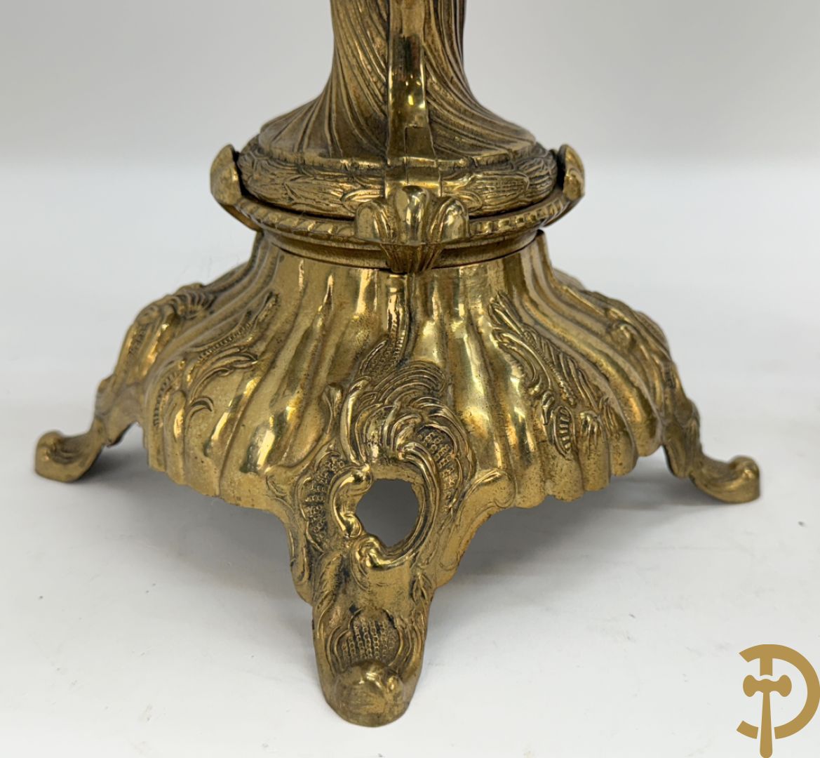 Paar koperen cassolettes bezet met ramskoppen dragende een cupido + koperen beeld van jongeman met zevenarmige kandelaar