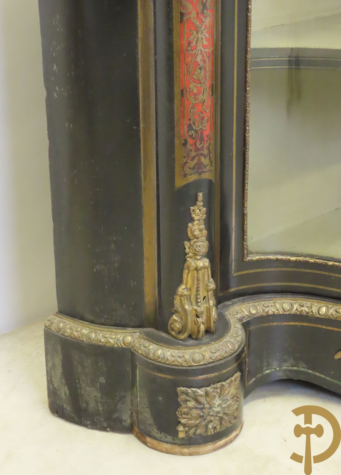 Groot Napoleon III dressoir met centrale deur bezet met medaillon in Boulletechniek - zijdelings met deuren in vitrineglas - bezet met bronzen ornamenten