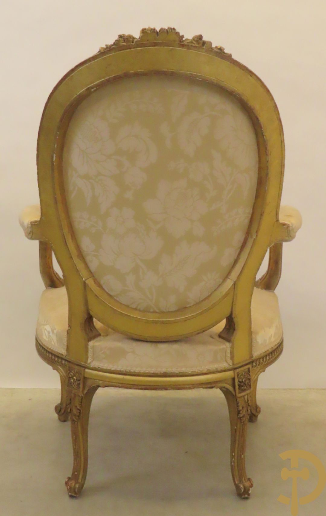 Vergulde armzetel met ovale medaillon bezet met bloemendecor, Louis XVI stijl, 19e