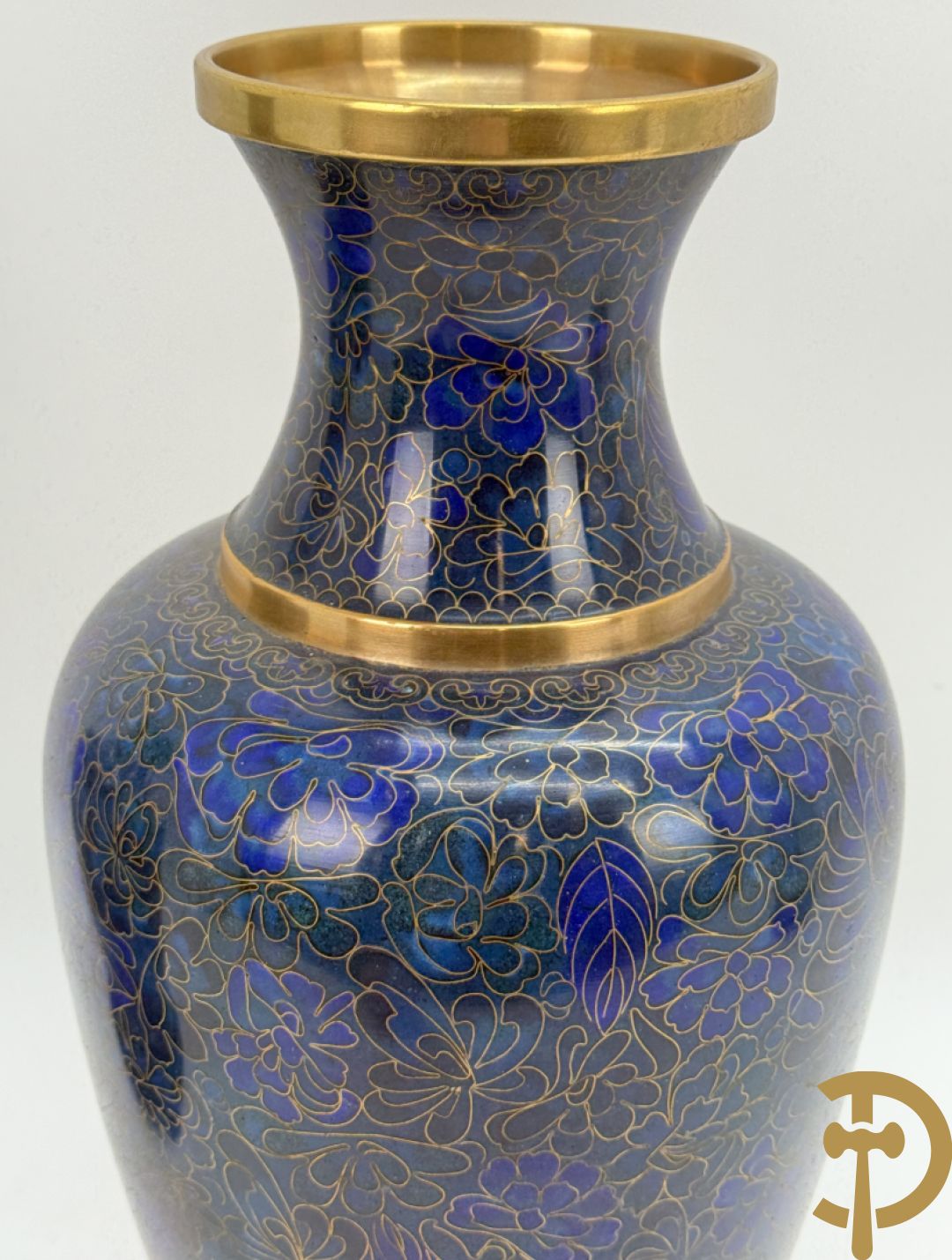 Paar blauwe cloisoné vazen met bloemendecor