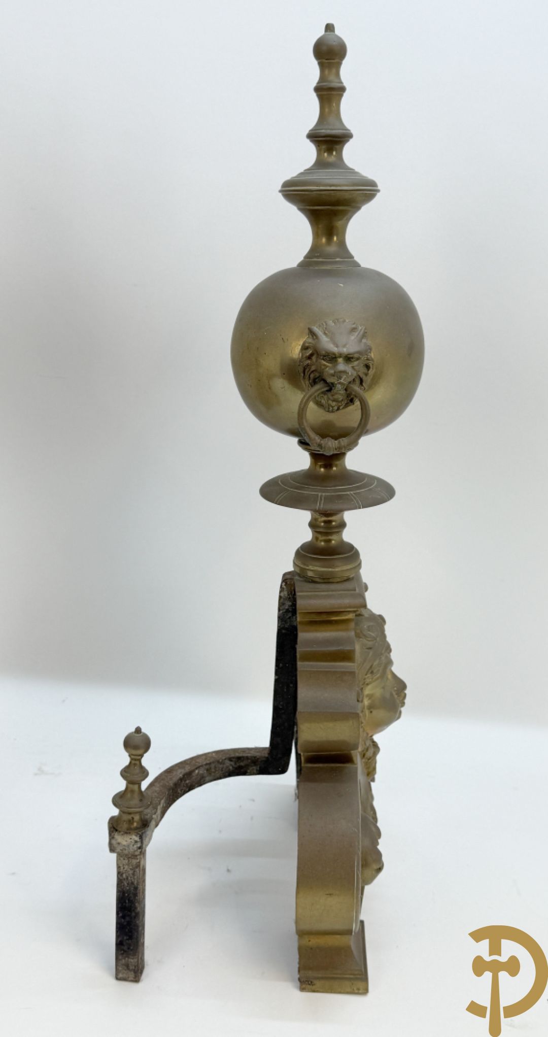 Paar Vlaamse bronzen chenets met accanthusranken en leeuwekoppen