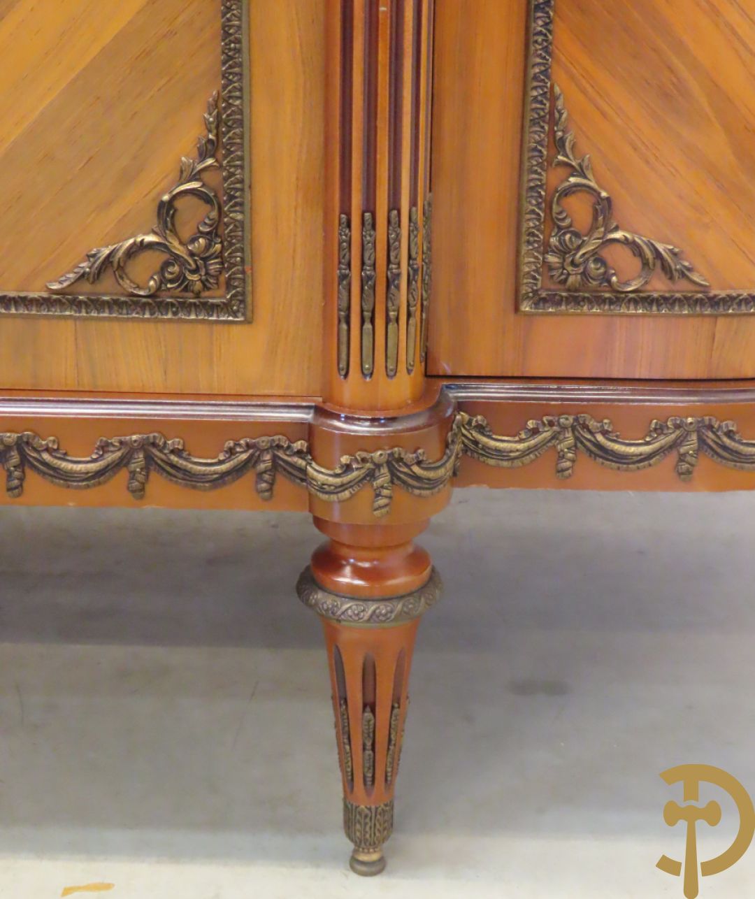 Notelaren eetkamer Louis XVI stijl bestaande uit vijfdeursdressoir met bloemenmarquetterie, bronsbeslag en wit marmeren blad, ovale uittrekbare tafel, 6 stoelen met leder bekleed en gegalbeerde vitrine met geslepen ruitjes