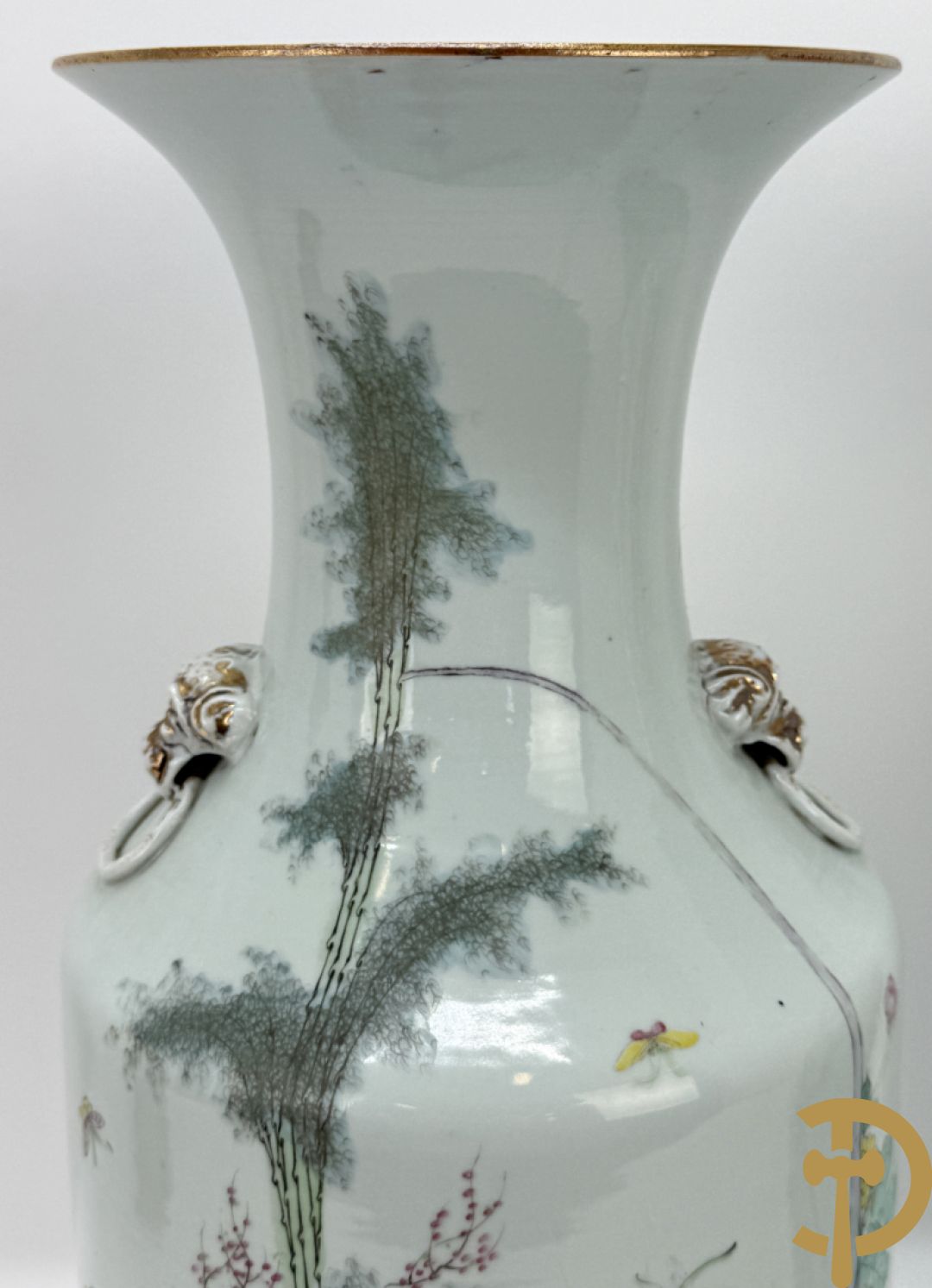 Paar Chinese porseleinen vazen met decor van dames in landschap