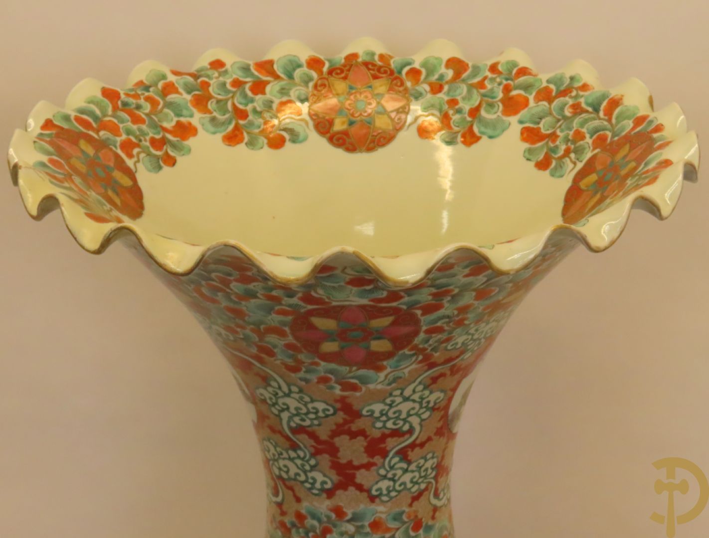 Japanse porseleinen waaiervaas met decor van geisha en krijger, bovenaan met florale motieven