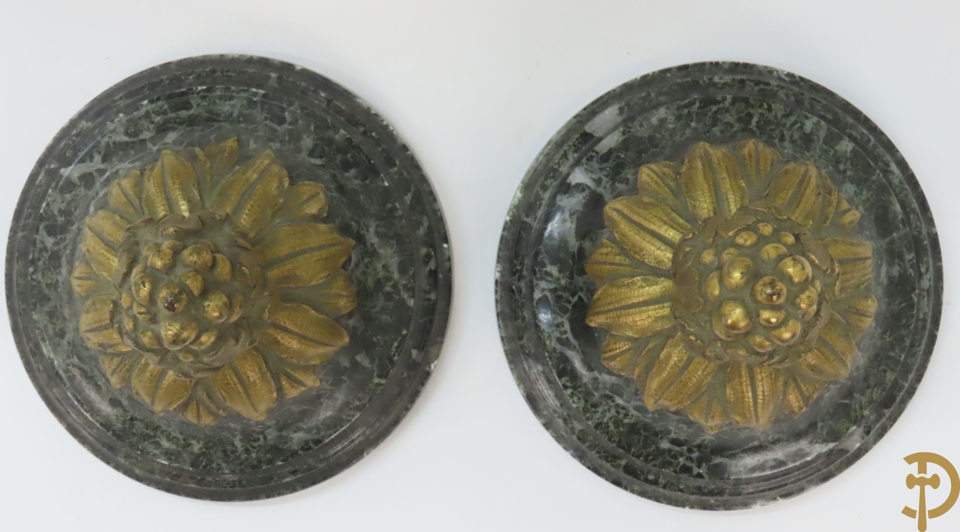 Paar marmeren cassolettes met los deksel, zijdelings bezet met accanthusranken en bloemen