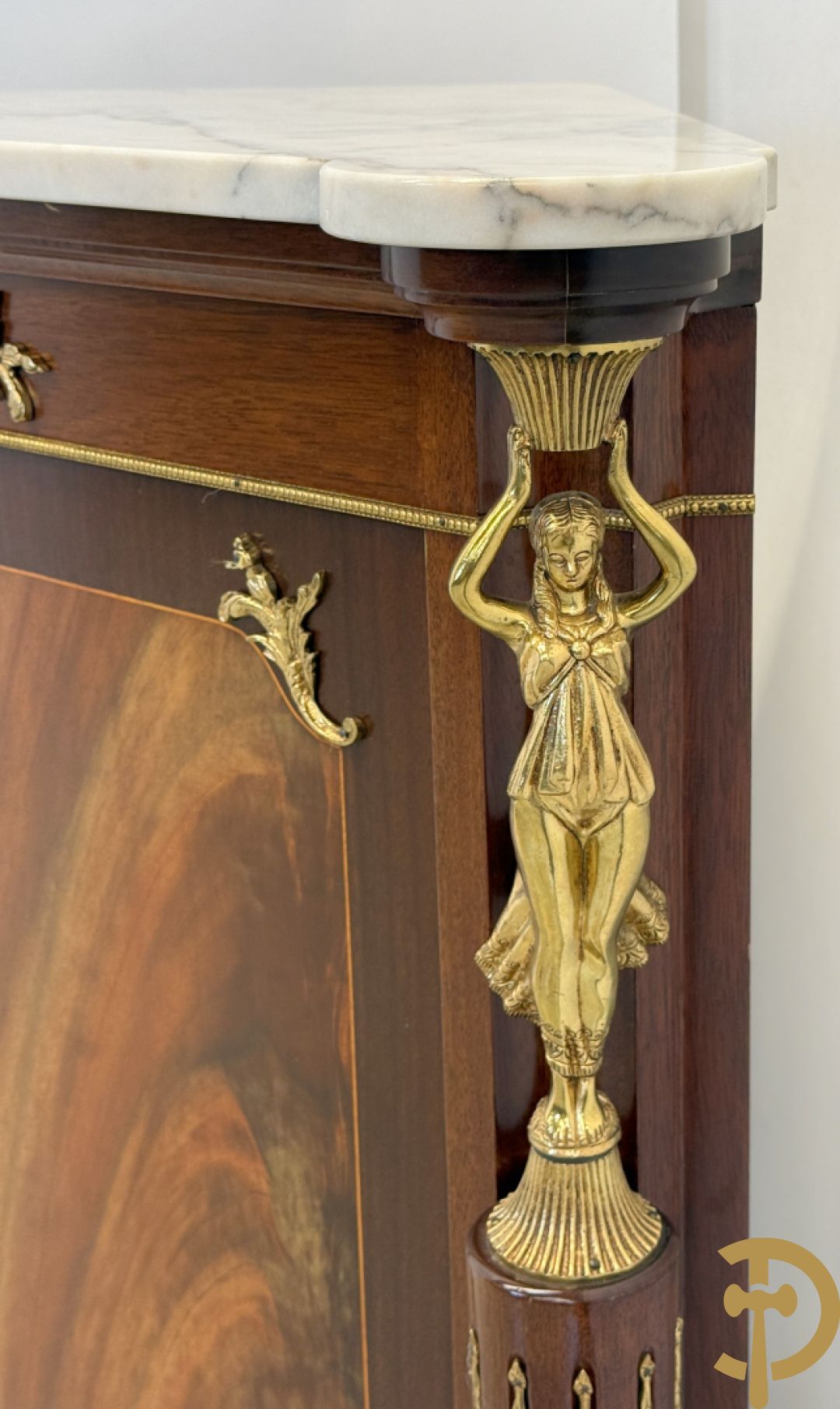 Notelaren hoekkast bekroond met dame, zijdelings met ballusters - met wit marmeren blad