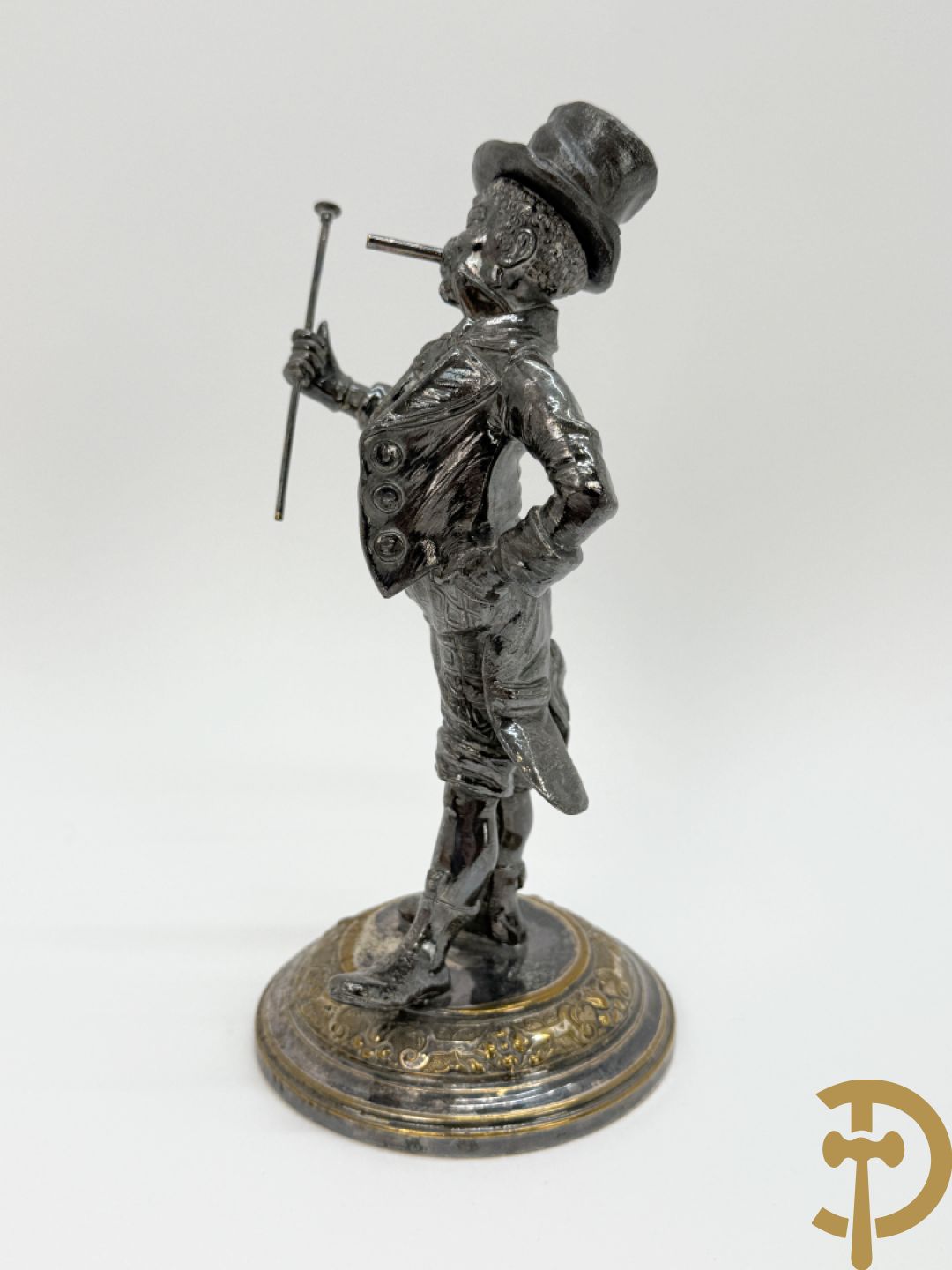 Ongetekend verzilverd metalen beeldje van circusdirecteur met afneembare hoed