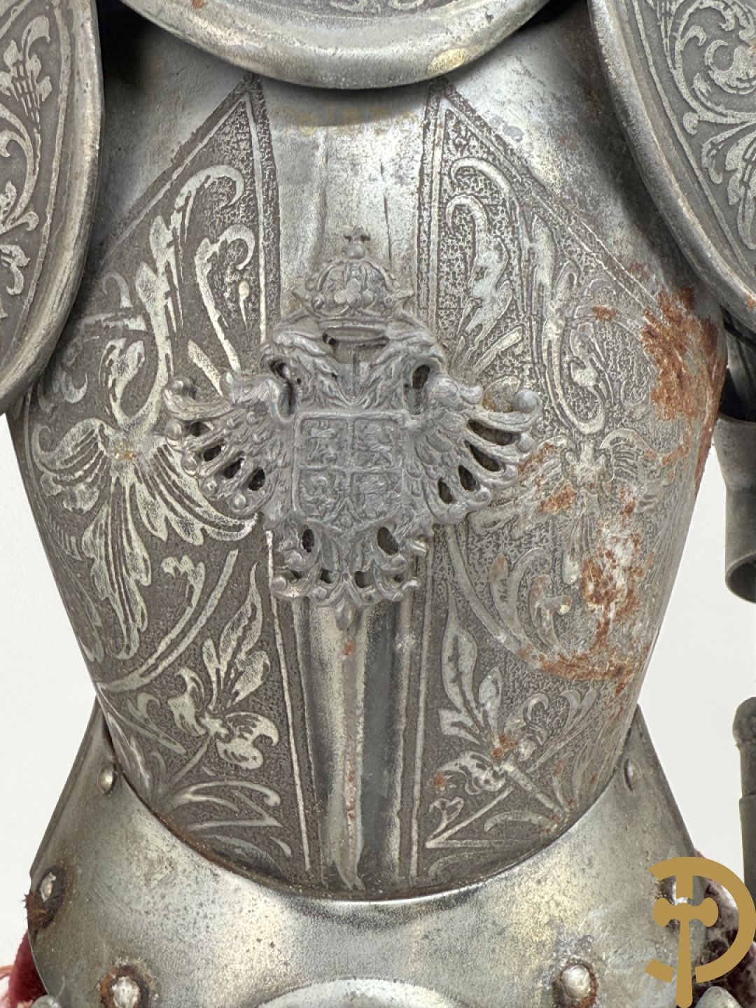 Miniatuur harnas met terra cotta hoofdje in helm op houten voet