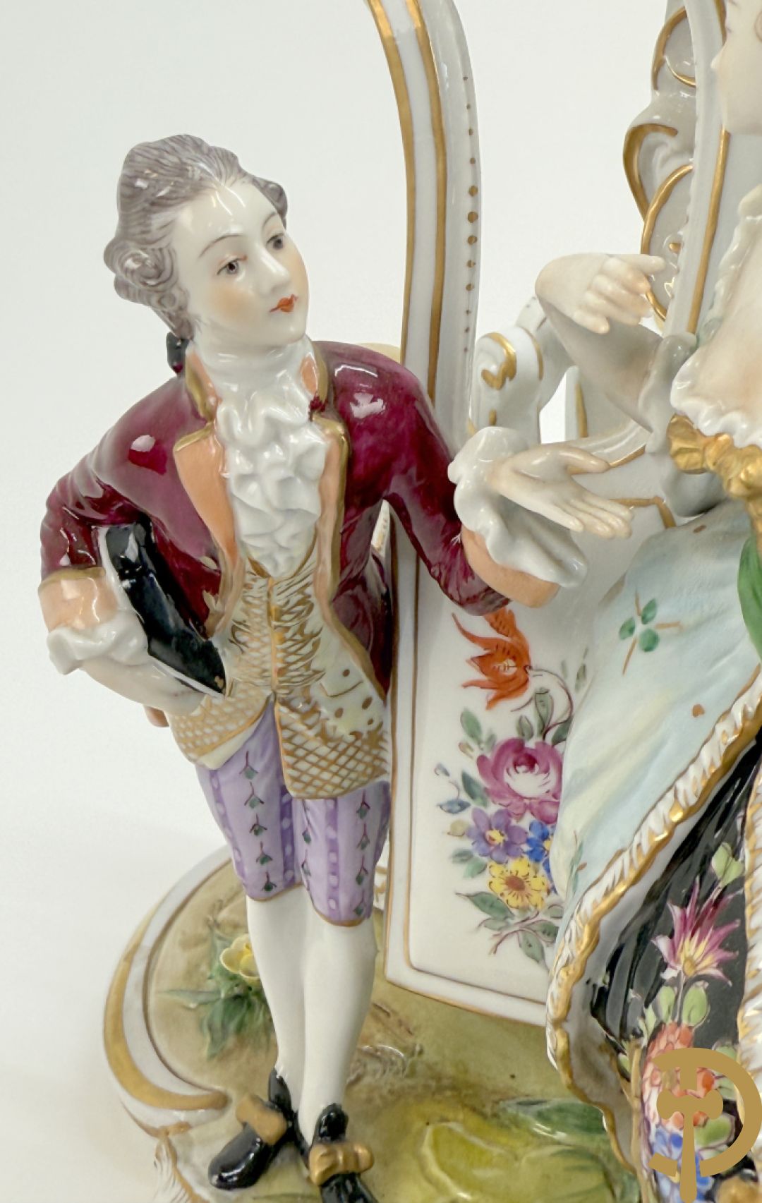 Porseleinen meerkleurige groep met koets, edeldame, lakei, ruiter en 2 paarden