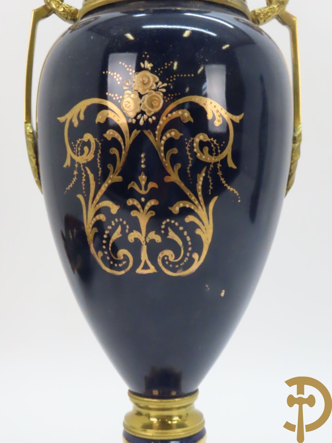 Paar kobaltblauwe dekselpotiches, Sèvres stijl