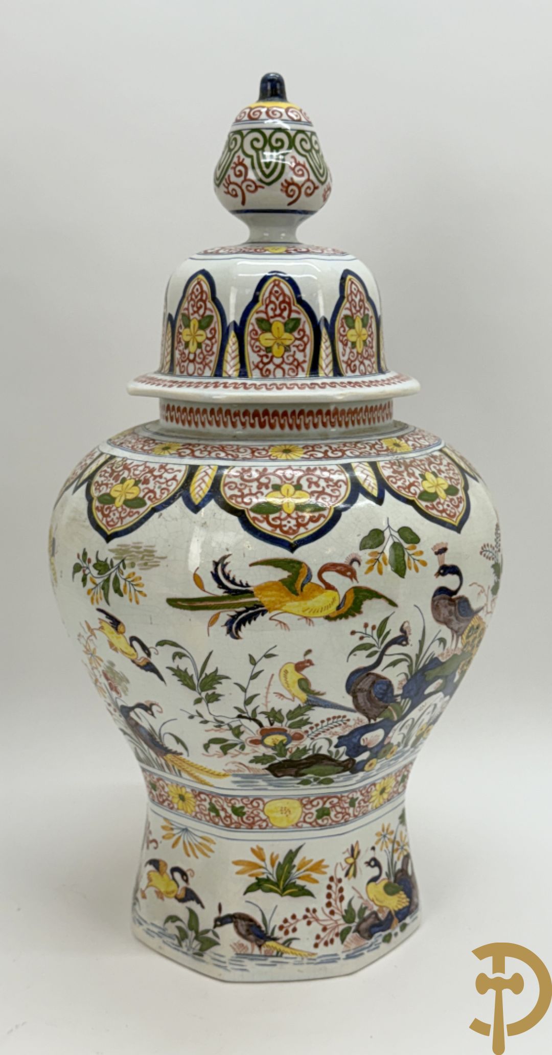 Driestel in polychrome faience met decor van vogels en bloemen bestaande uit dekselpotiche geflankeerd door 2 knobbelvazen, Boch 104/5