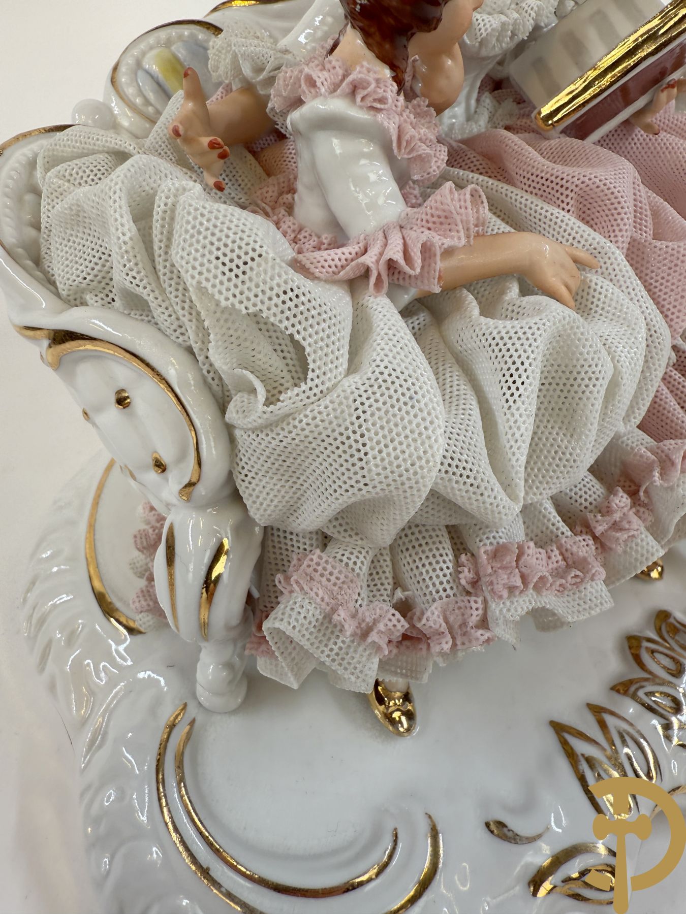 Italiaanse biscuitgroepen w.o. grote groep met 2 liggende naakte dames met zwaan, jongeman op rots, vioolspeler met edeldame, dame met kanten jurk en kinderen + Armani G. getekend 