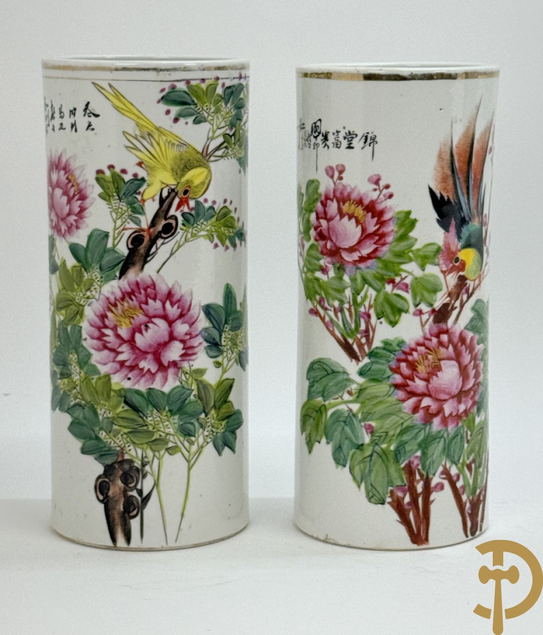 Twee rolvazen met bloemen- en vogeldecor + dekselpotiche met vogeldecor + Chinese vaas met decor van dames en kinderen