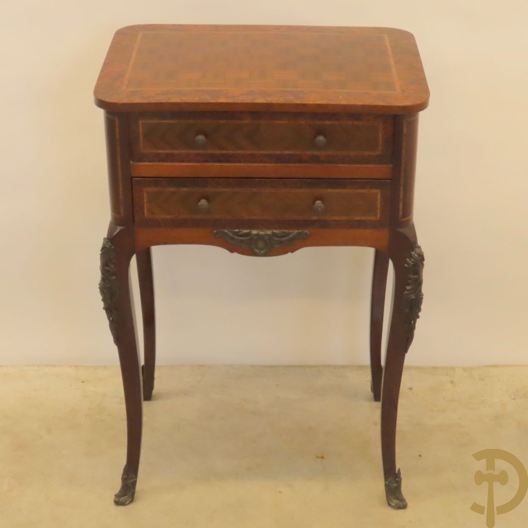 Wortelnotehouten opschikkast met 2 lades, openklapbaar blad met spiegeltje en voluutvormige poten met bronsbeslag