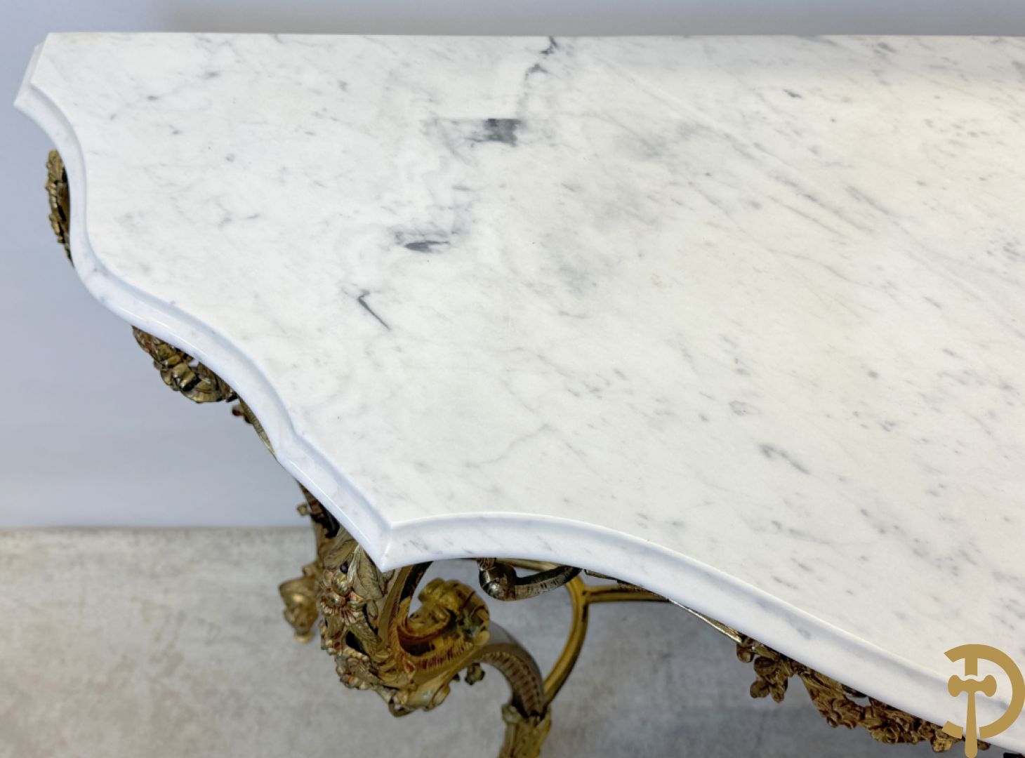 Koperen sierconsole Louis XV stijl met wit marmeren blad op 4 voluutvormige poten + bijhorende spiegel