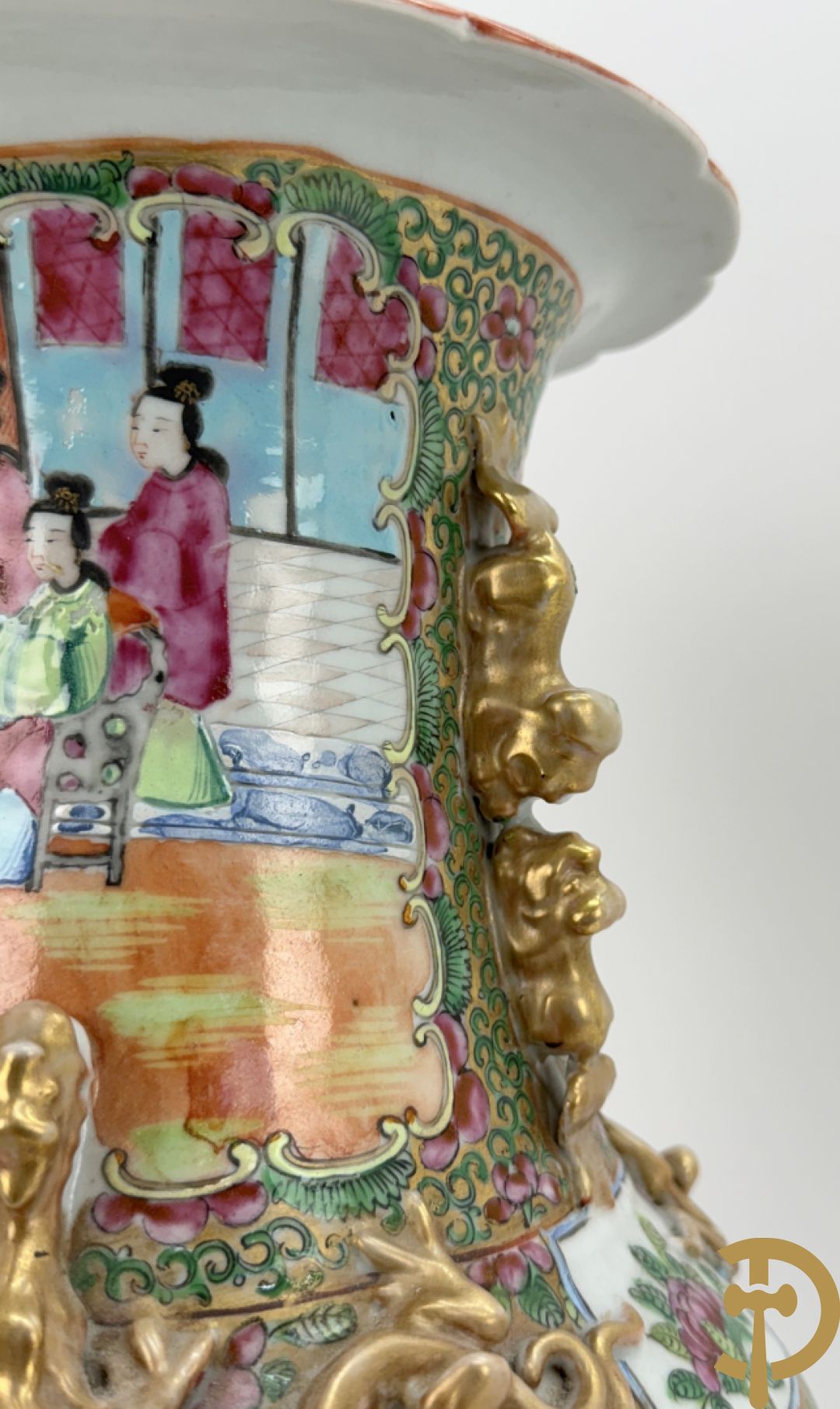 Chinese porseleinen Kanton vaas met geanimeerde taferelen en natuurdecor