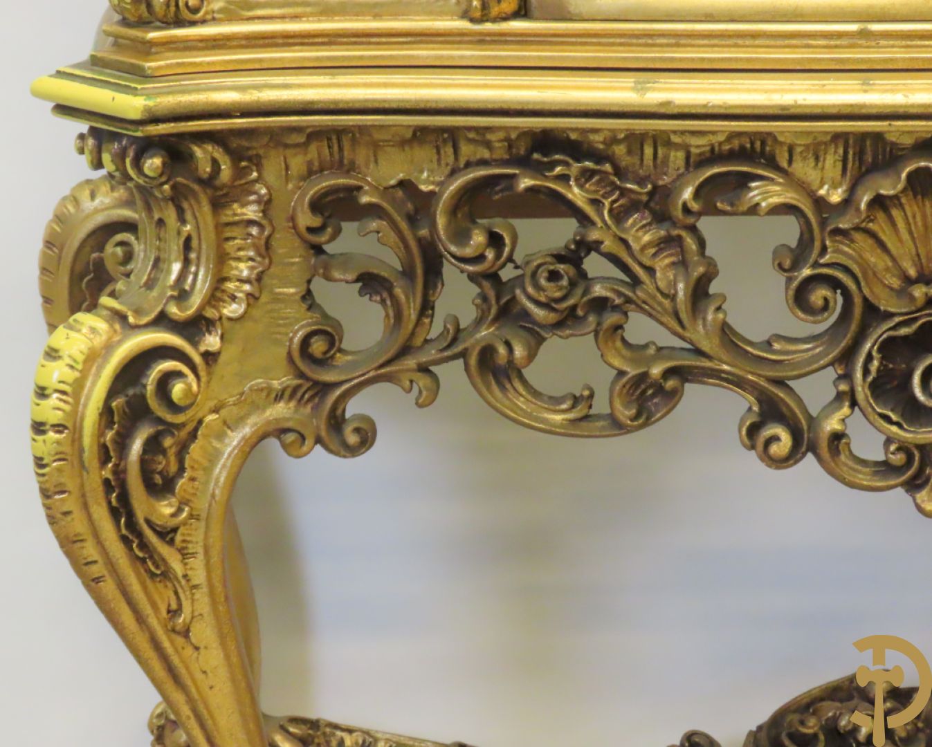 Uitzonderlijke vergulde Louis XV eetkamer bestaande uit vijfdeursdressoir met voluutvormige accanthusranken en rocailles, beschilderd met bloemenmotieven en centraal tafererel met hoornen des overvloeds + bijhorende spiegel vergulde tafel op voluutvormige poten met zes bijhorende stoelen + vitrine met accanthusranken en centrale deur, op voluutvormige poten