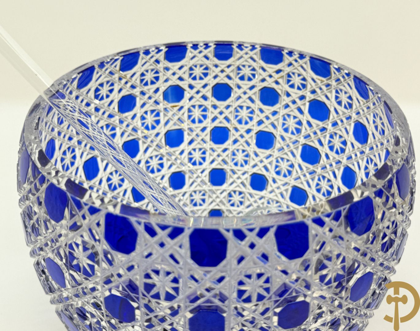 Blauwe handgeslepen en gefacetteerde kristallen punck bowl