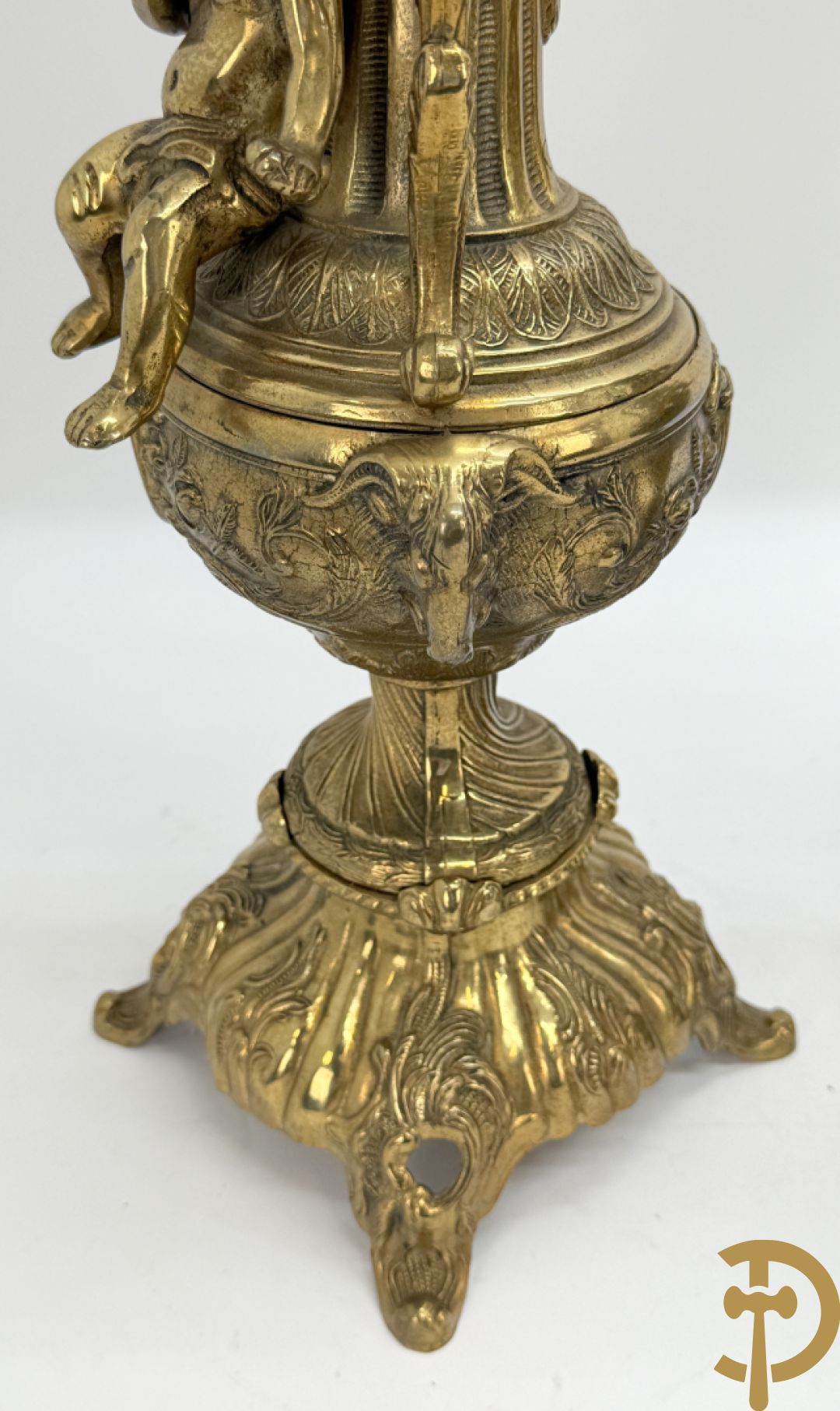 Paar koperen cassolettes bezet met ramskoppen dragende een cupido + koperen beeld van jongeman met zevenarmige kandelaar