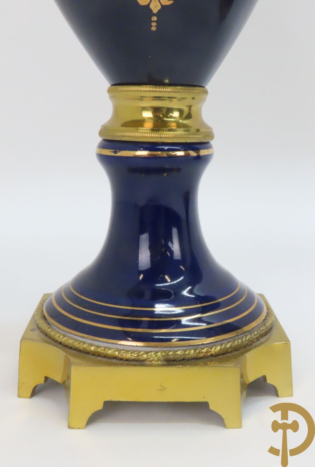 Paar kobaltblauwe dekselpotiches, Sèvres stijl