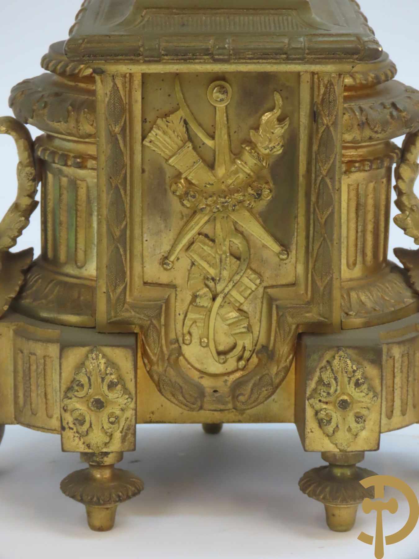 Paar bronzen kandelaars bovenaan bekroond met amfoor en pijlenkoker