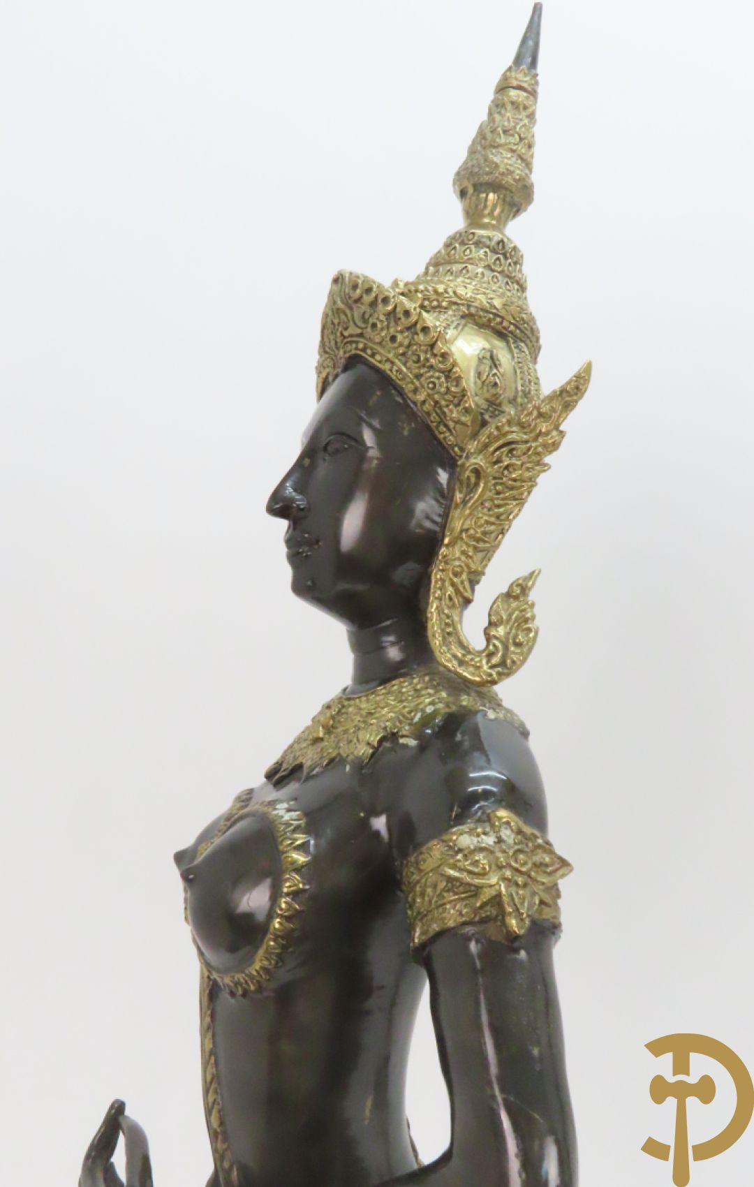 Twee staande koperen boedhistische figuren