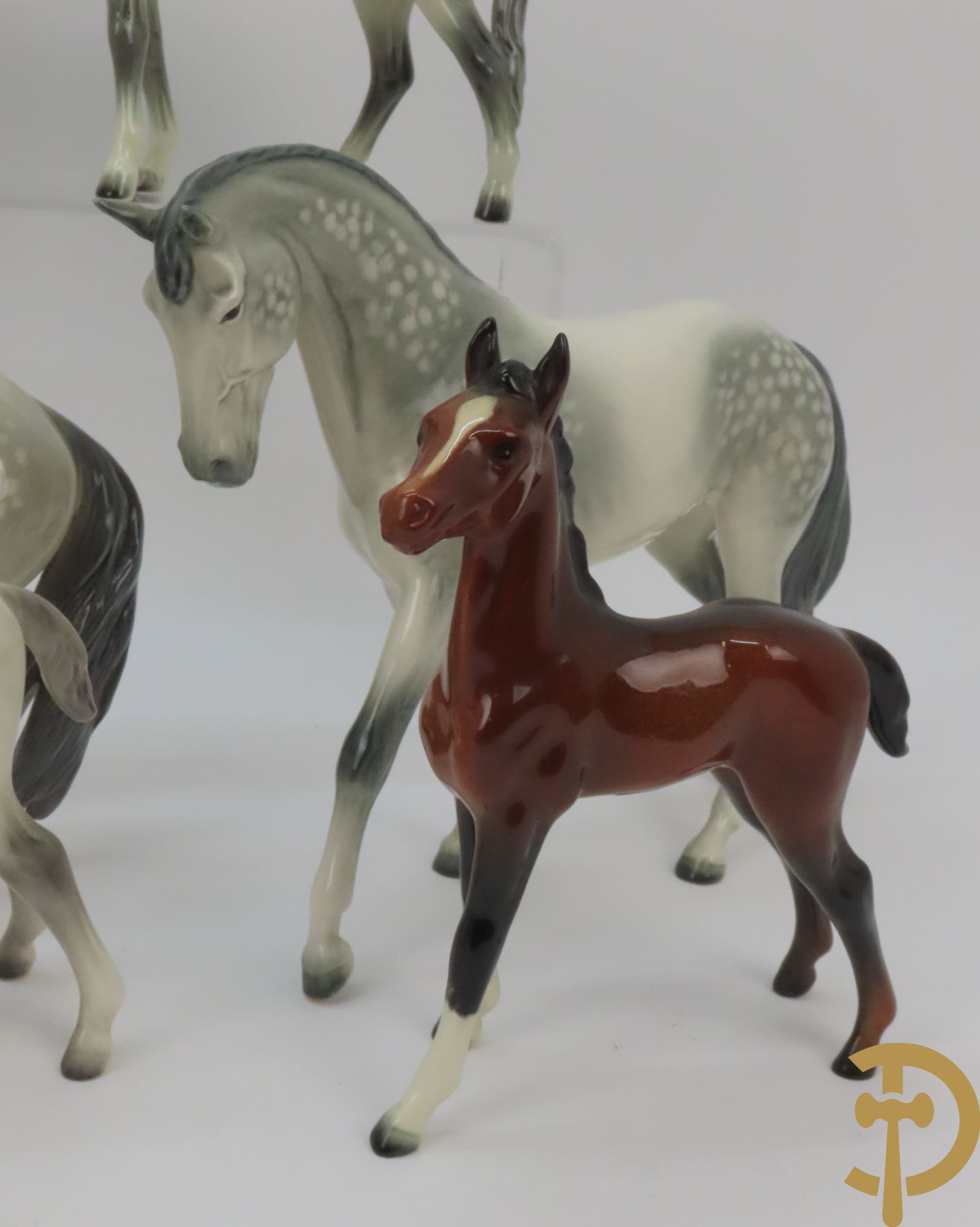 Twaalf porseleinen paarden, onderaan getekend Goebel West Germany