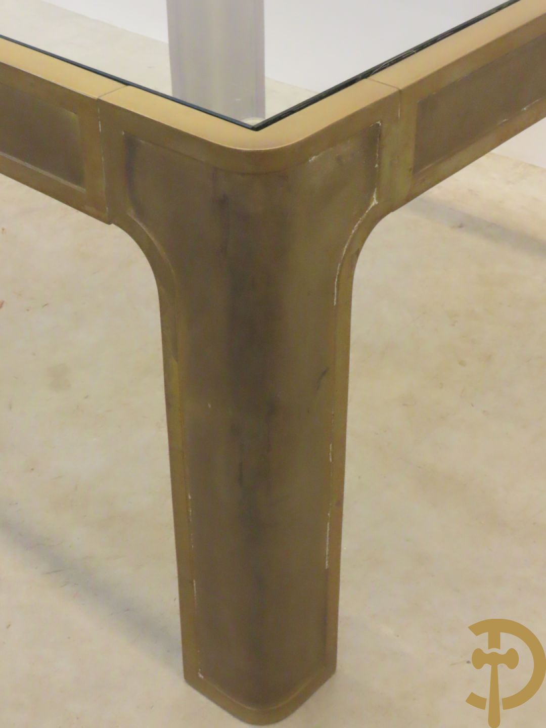 Koperen design bijzettafel met glazen blad en afgeronde hoeken