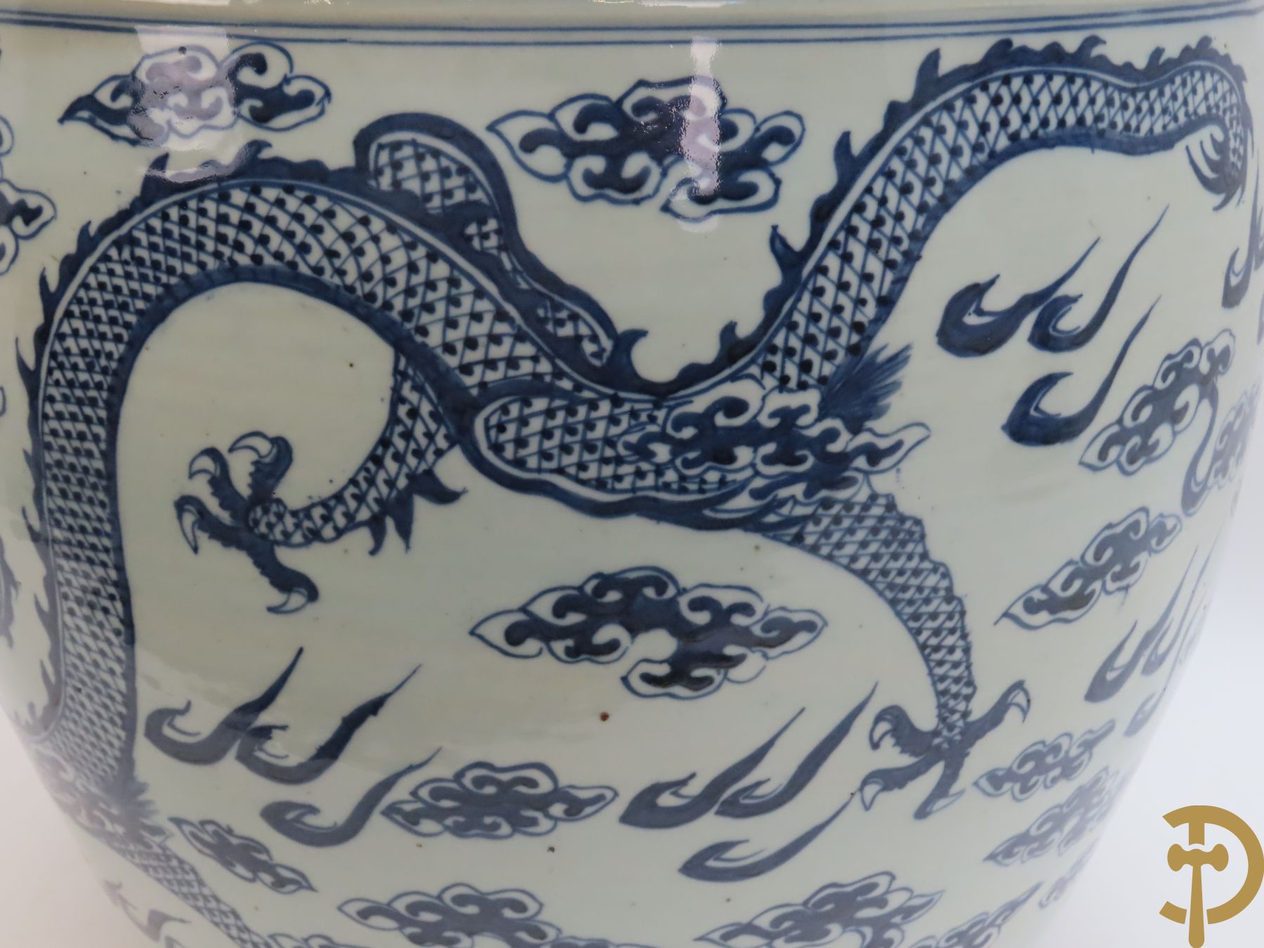 Chinese porseleinen blauw - witte cachepot met met drakenmotieven en wolkendecor