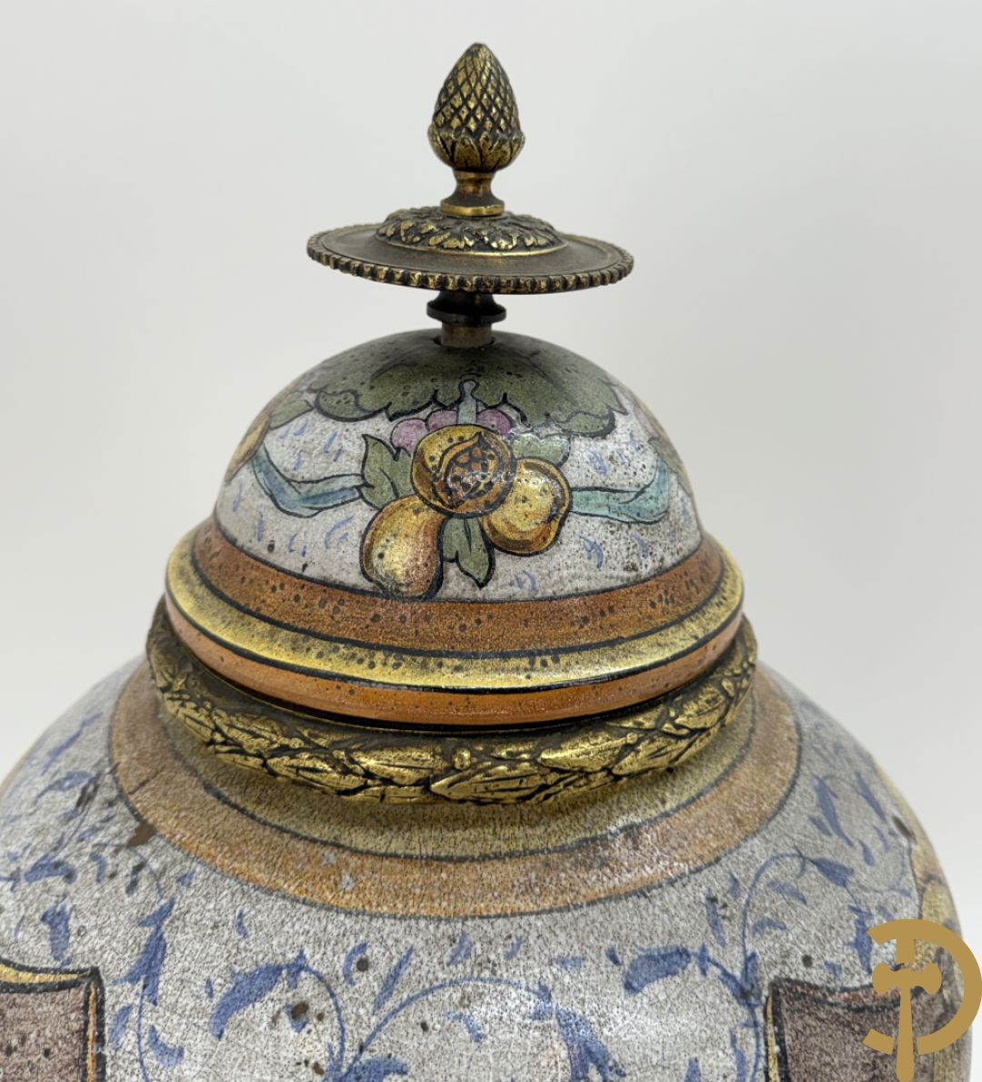 Dekselpotiche met decor van cupido in cartouche en bezet met bronzen ornamenten