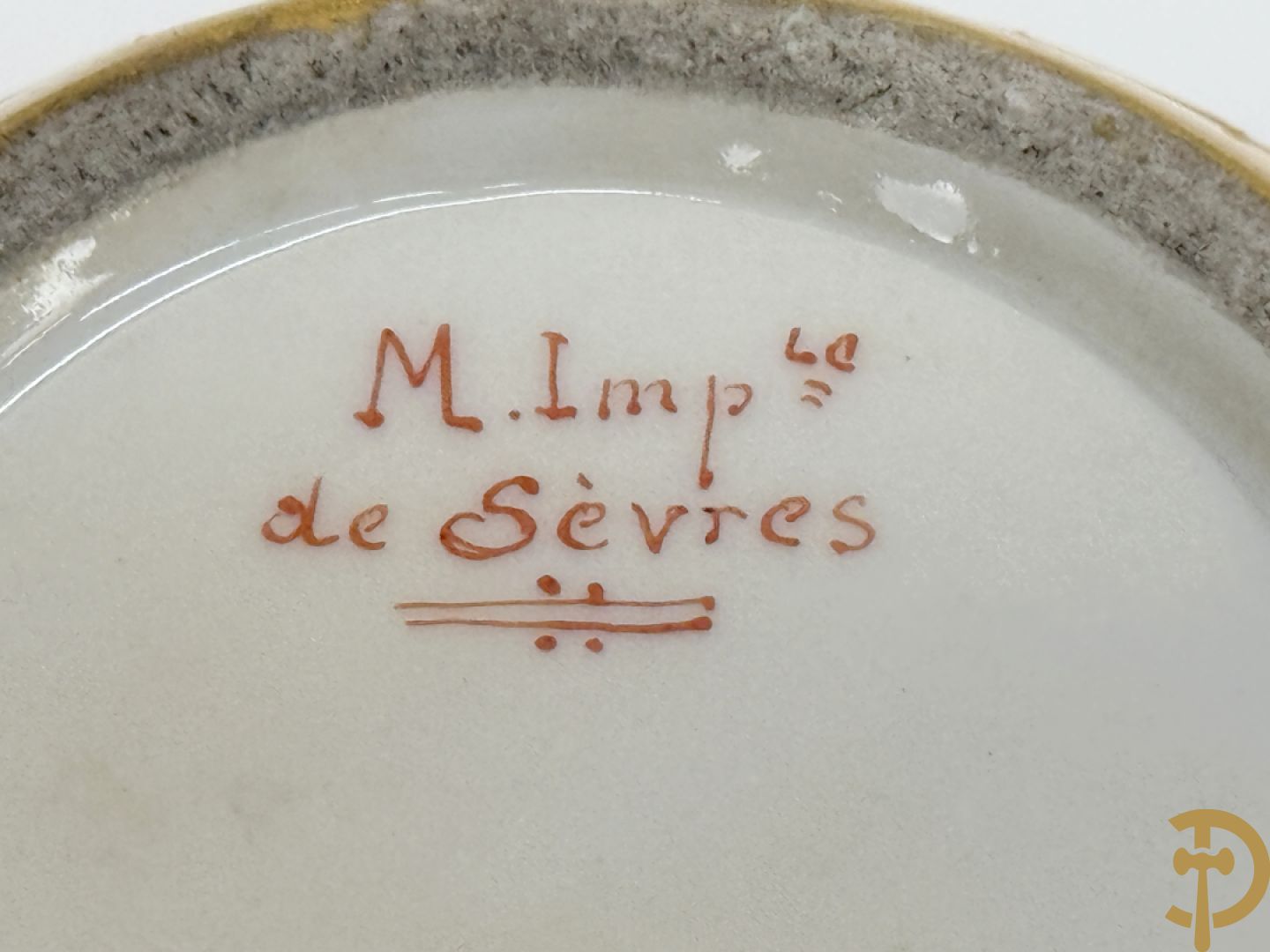 Porseleinen Empire dekselvaasje met blauw en verguld decor op gele fond, onderaan gemerkt M.Imp. le de Sèvres (Manufacture Imperial de Sèvres)