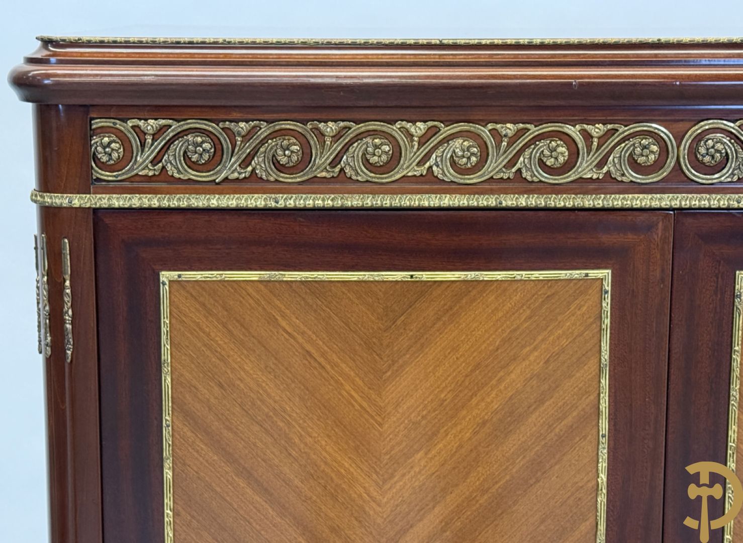 Notelaren tweedeurskast met bronsbeslag