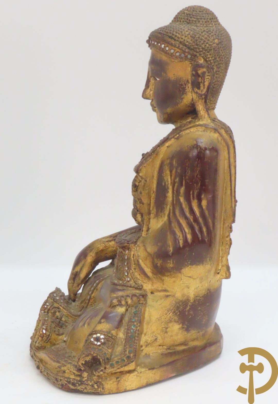 Grote staande vergulde houtgesculpteerde boedha +vergulde  zittende houten boedha met edelsteentjes