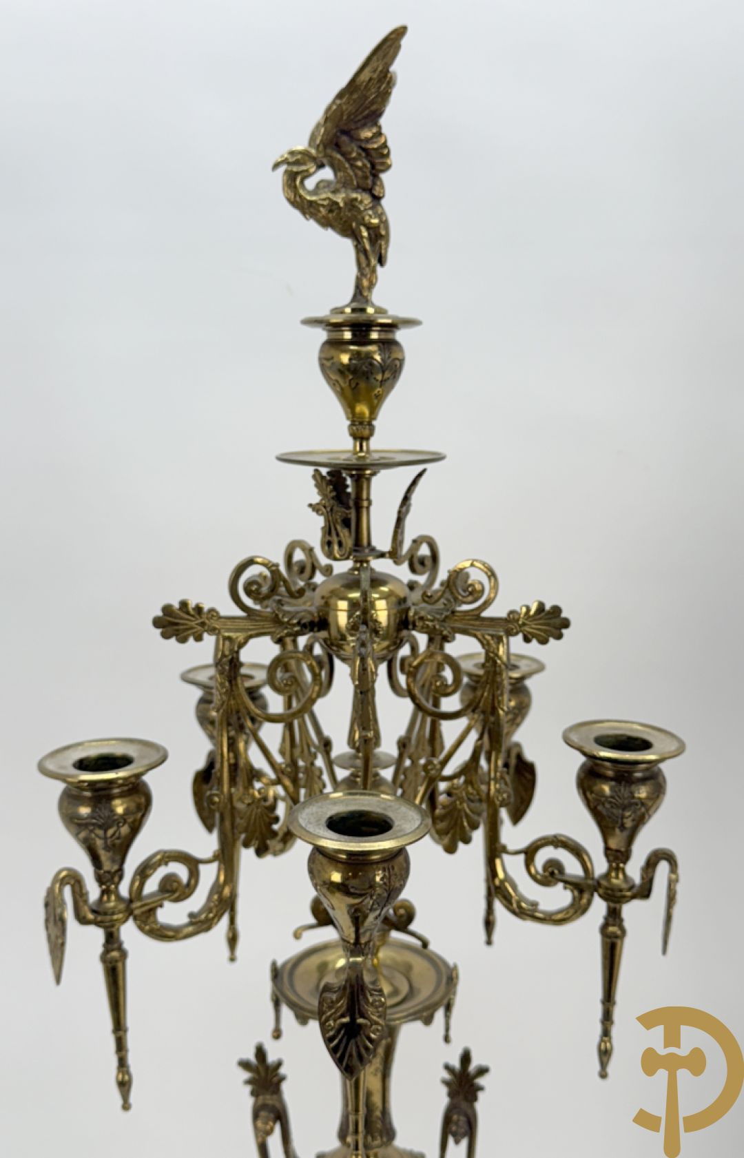 Zwart marmeren garnituur Napoleon III bestaande uit paar bronzen vuurrvergulde vijfarmige kandelaars bezet met vogels op zwarte marmeren basis met hertenkoppen + zwart marmeren middenstuk met klok bezet met hertenkoppen (zonder beeld)