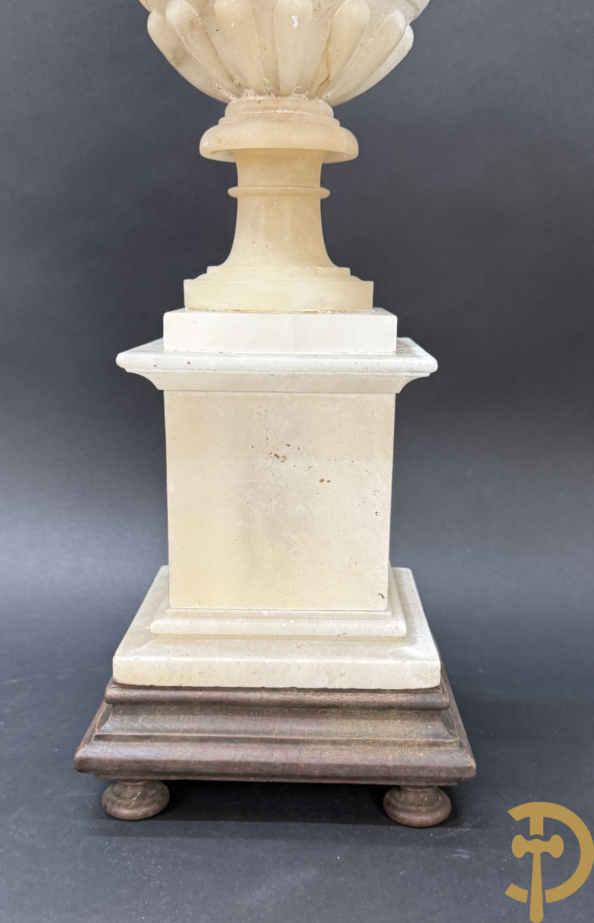 Paar handgesculpteerde albasten vazen met bloemen- en accanthusranken