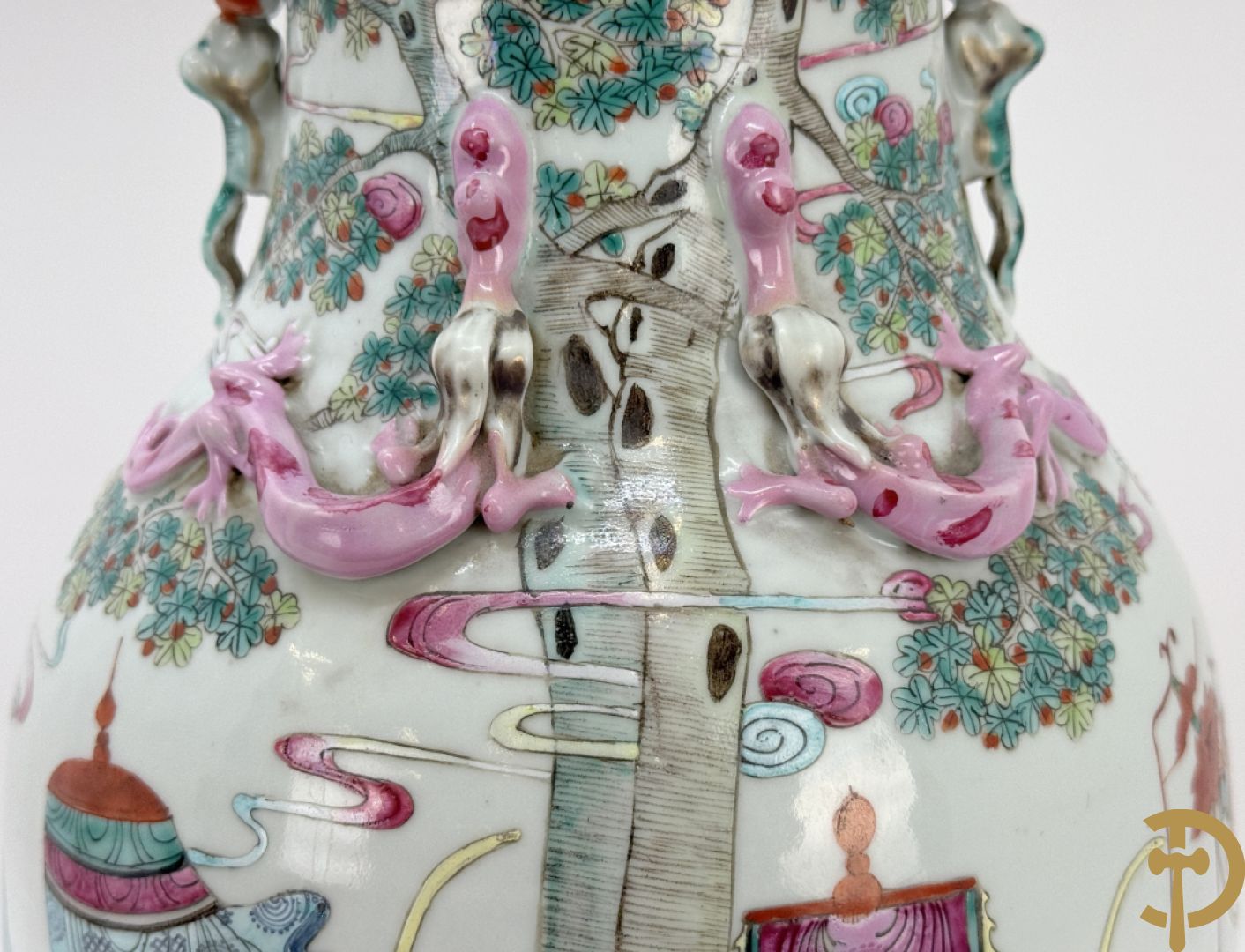 Chinese porseleinen vaas met dubbel decor van dieren, personages, dames en kinderen