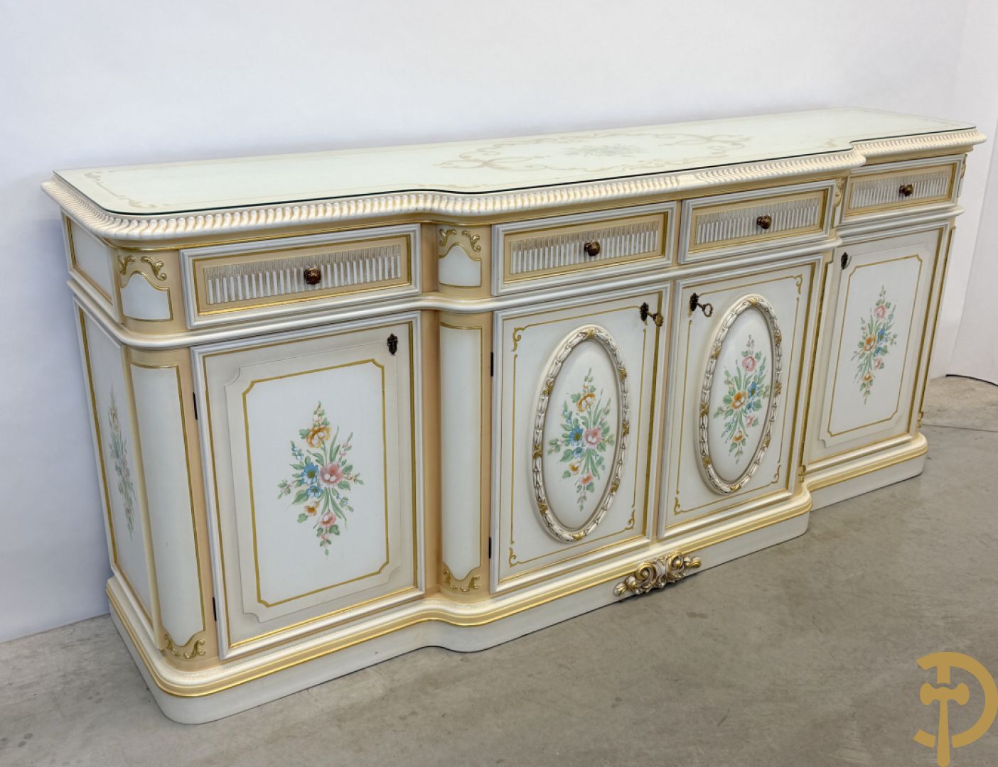 Italiaanse eetkamer met beschilderd bloemenmotief bestaande uit vierdeursdressoir met beschilderde bloemenmotieven, accanthusranken en glazen blad, tafel op gesculpteerde poten en 6 stoelen