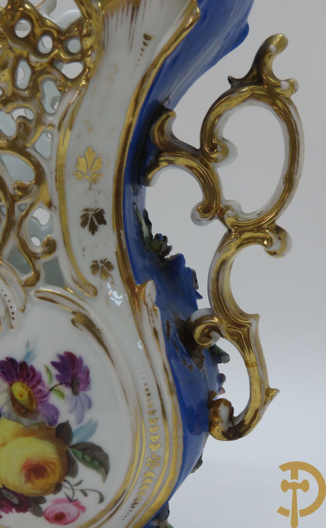 Porseleinen Franse cornetvaas geajoureerd met bloemenmotief, Vieux Paris + Vieux Paris coupe + porseleinen coupe met bloemenmotieven bezet