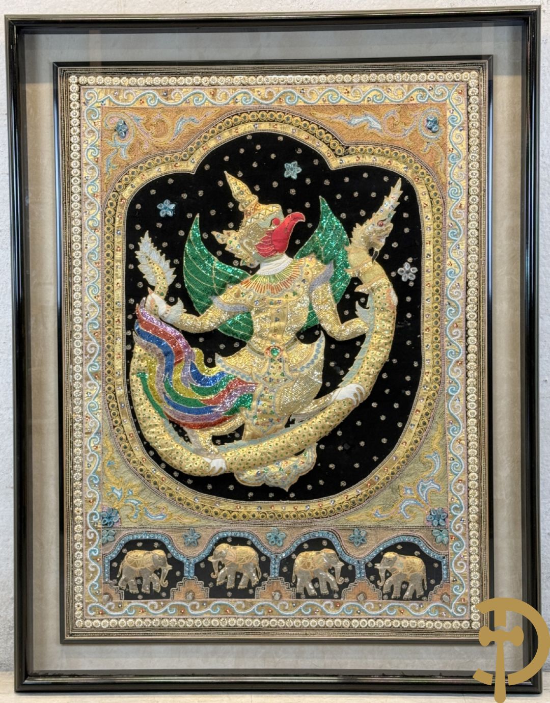 Groot Thais handgemaakt tafereel met boedhistische figuren en paradijsvogel