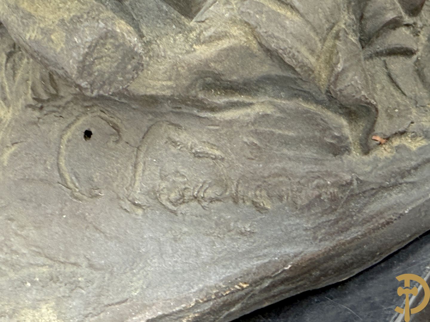 CLODION getekend - Paar elegante bronzen dames met tambour en fruit, geflankeerde door jonge faune, op marmeren klokstel - opgebouwd als garnituur met 2 kandelaars met bronzen kindjes dragende een toorts met bloemen en kaarsen