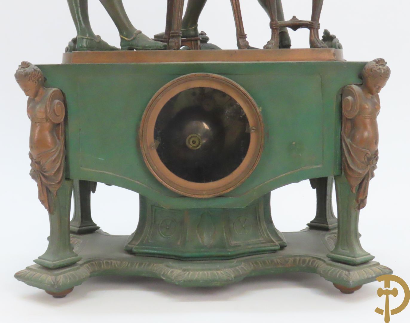 Driedelige kunstbronzen garnituur bestaande uit pendule met paar schakende edelheren, bezet met kariatiden - geflankeerd door paar driearmige kandelaars gehouden door 2 edelheren