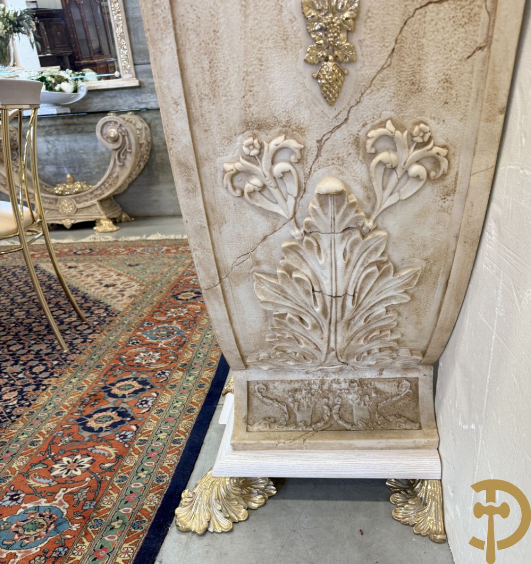 Uitzonderlijke eetkamer bestaande uit dressoir met 4 deuren en 2 lades op voluutvormig onderstel met rocailles opzij en boven met spiegel + bijhorende vitrine + console + spiegel + tafel op voluutvormig onderstel + 6 bijhorende armzetels met koperen frame - uniek ontwerp door de firma Vidal Grau Spaanse makelij, begin jaren 